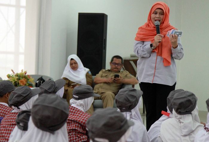 Kepala Divisi Hukum dan Humas PT Marga Mandalasakti, Indah permanasari saat memberikan pengetahuan terkait uang elektronik kepada para siswa