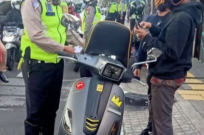 Anak Vespa yang terkena tilang karena tidak gunakan plat nomor