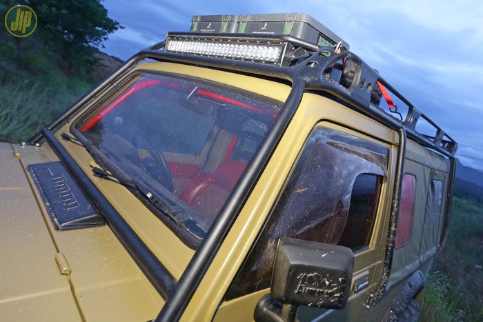 Dilengkapi exocage sekaligus roofrack untuk menambah area barang bawaan Suzuki Jimny Corsica ini. 