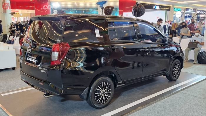 Kualitas kaca spion asli Daihatsu Sigra 1.2 X Deluxe MT sudah pasti jauh dibandingkan dengan Toyota Camry