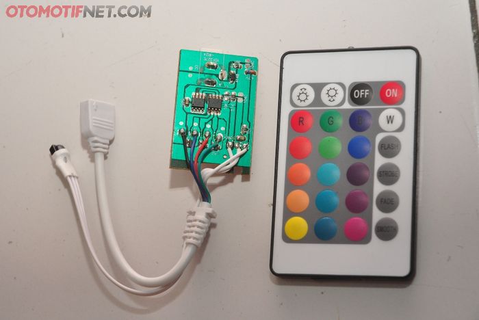 Module controller LED RGB yang dilengkapi remot infra red ini yang dipasang di spidometer