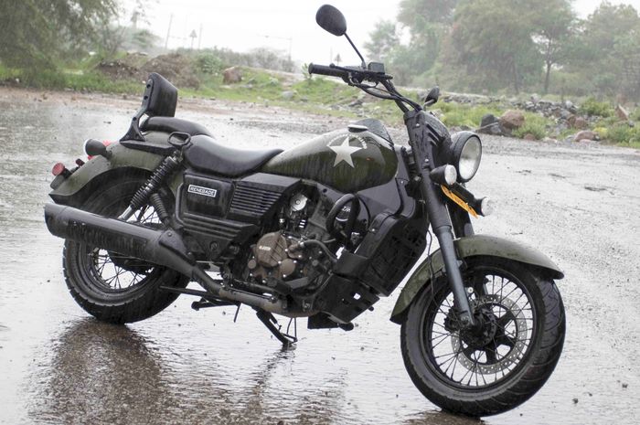 Hampir-Davidson UM Renegade Commando dibanderol Rp 30 jutaan, gendong mesin 280 cc tapi kalah tenaga sama Honda CBR250RR