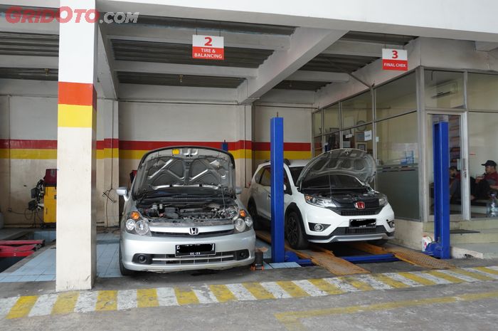 Umumnya pabrikan mobil memberikan pedoman ganti oli mesin setiap 10.000 km bersamaan dengan servis berkala.