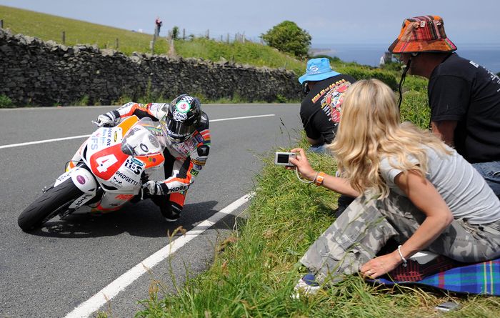 Penonton bisa sangat dekat dengan pembalap di Isle of Man TT