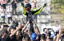 Jalani Balapan Terakhir, Valentino Rossi Disambut Meriah Seperti Juara Dunia Usai MotoGP Valencia 2021