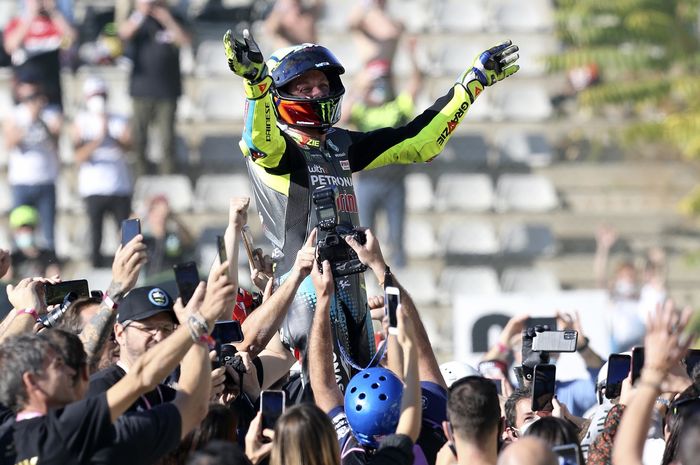 Usai jalani balapan terakhirnya di MotoGP Valencia 2021, Valentino Rossi disambut meriah seperti juara