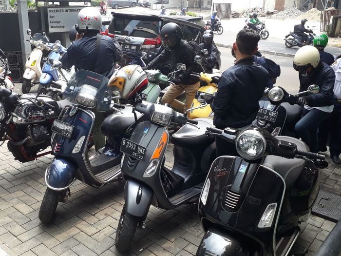 Rombongan riding tiba di titik akhir perjalanan yakni dealer Premier Bintaro