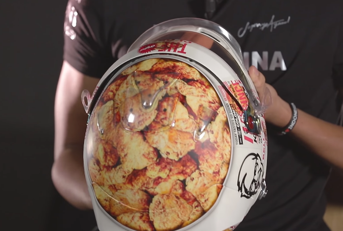 Tumpukan ayam goreng KFC di bagian atas helm Sean Gelael