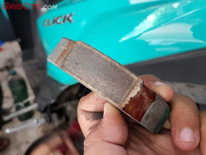 Kampas ganda bawaan Honda Vario 150 punya tapak lebih pendek