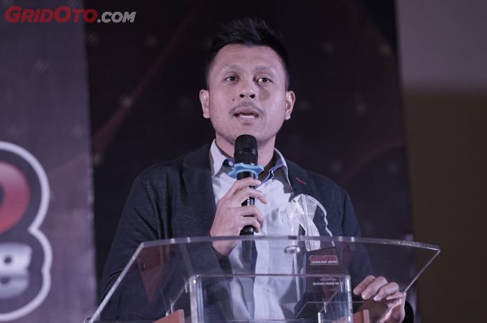 Harold Donnel, saat menerima penghargaan Best Fuel Consumption untuk Suzuki Ignis