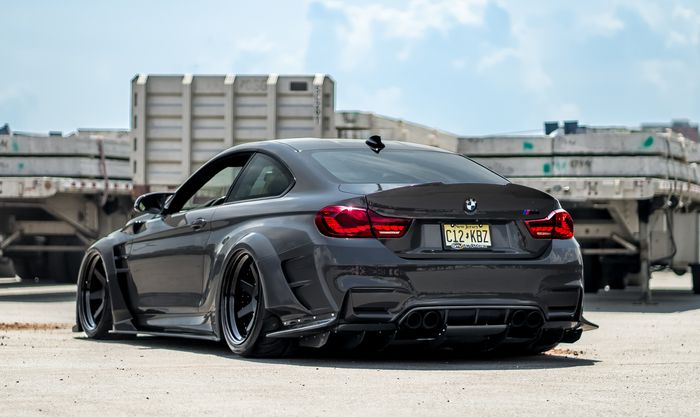 Buritan modifikasi BMW M4 pakai body kit lansiran Varis