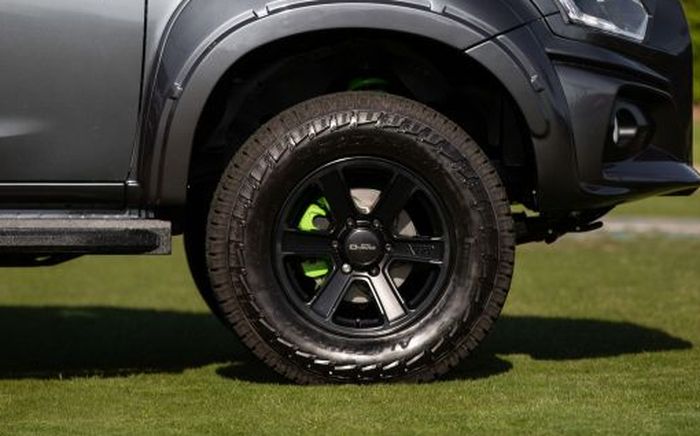 Pelek palang 6 warna hitam ukuran 17 inci dibungkus ban AT Pireli