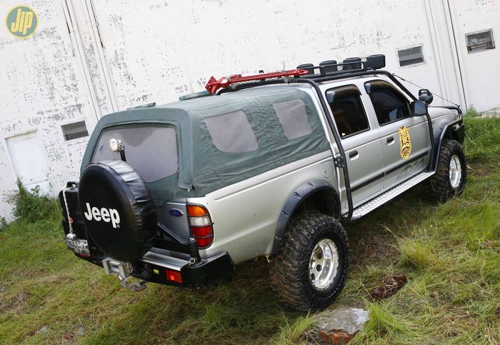 Semakin sangar, Ford Ranger ini dipasangi ban Maxxis Mozilla 35x12.5 R15 dengan pelek Mickey Thompson. 