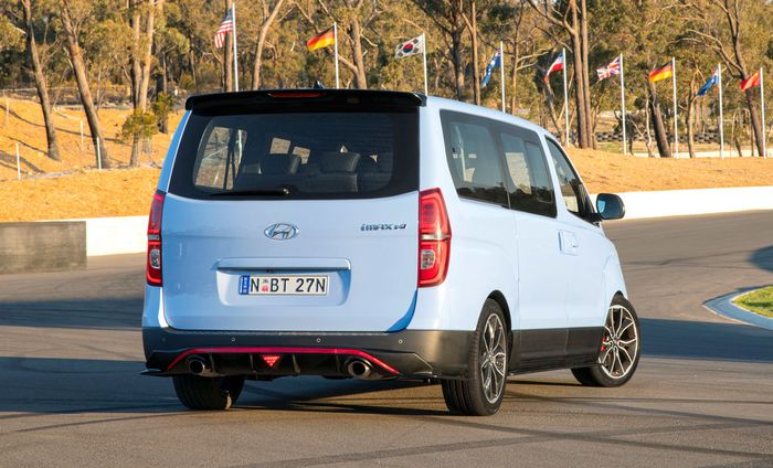 Tampilan depan Hyundai H-1 iMax N Drift Bus