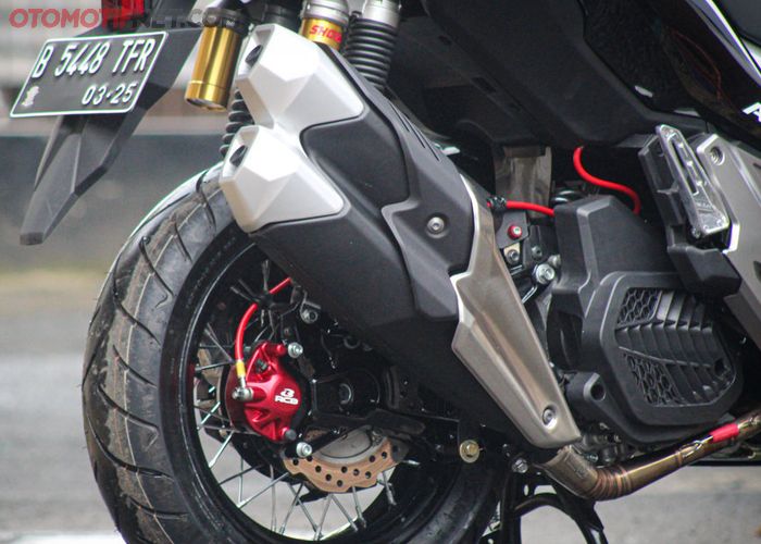 Knalpot Honda CBR250RR terpasang di Honda ADV 150.