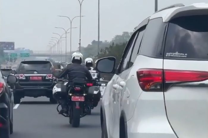 Momen petugas Dishub bermotor melakukan pengawalan terhadap Toyota Fortuner