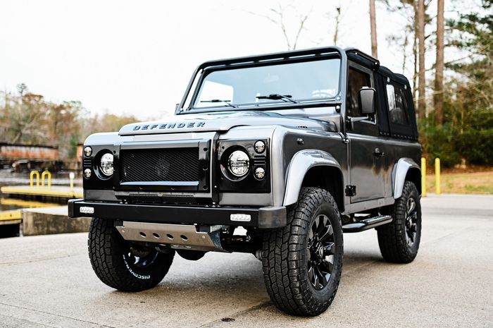 Restomod Land Rover Defender 90 hasil garapan Osprey Custom Cars, Inggris