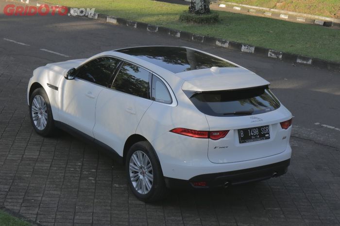 Bagian belakang Jaguar F-Pace 2.0 Prestige