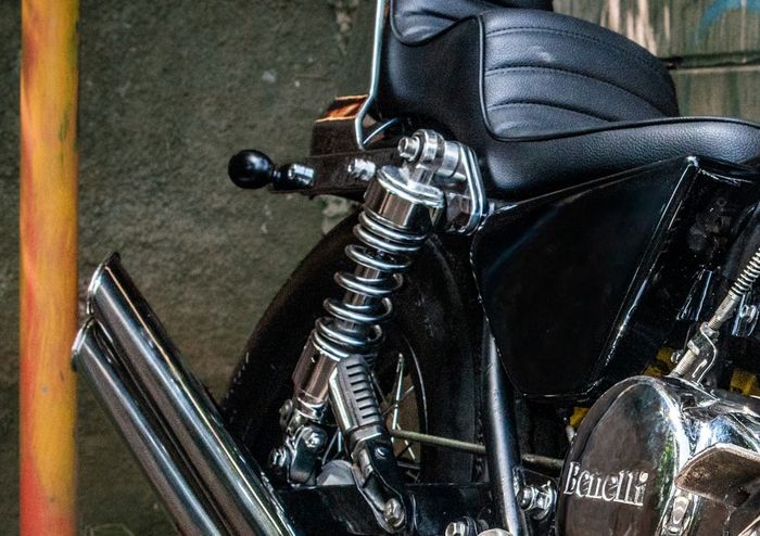 Walau disebut skinny chopper tapi masih pakai sok belakang, dengan mounting baru agar lebih tegak