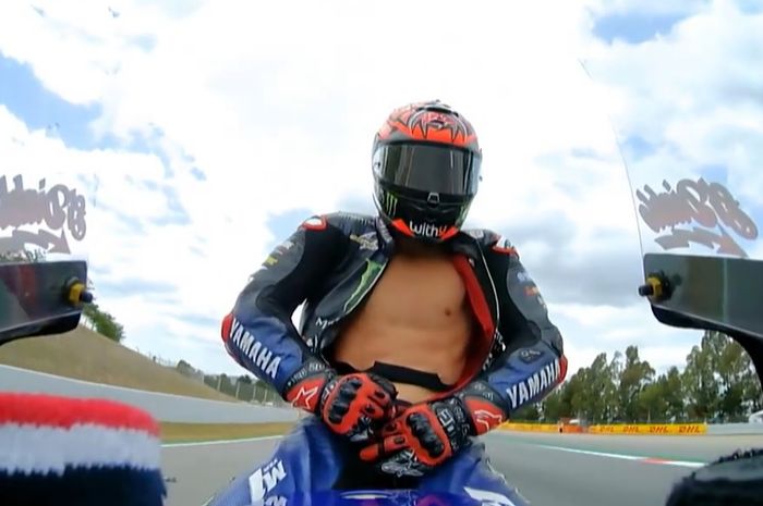 Fabio Quartararo saat baju balapnya terbuka di MotoGP Catalunya 2021