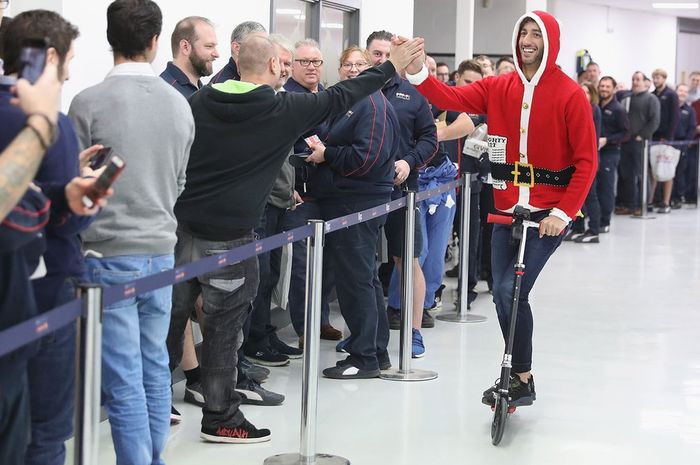 Daniel Ricciardo saat mengisi libur menjelang Natal di markas tim Red Bull di Milton Keynes, Inggris baru-baru ini