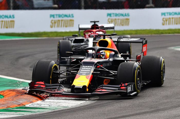 Pembalap Red Bull, Max Verstappensebut bisa raih podium jika tidak kena hukuman penalti start dari belakang saat balapan F1 Italia