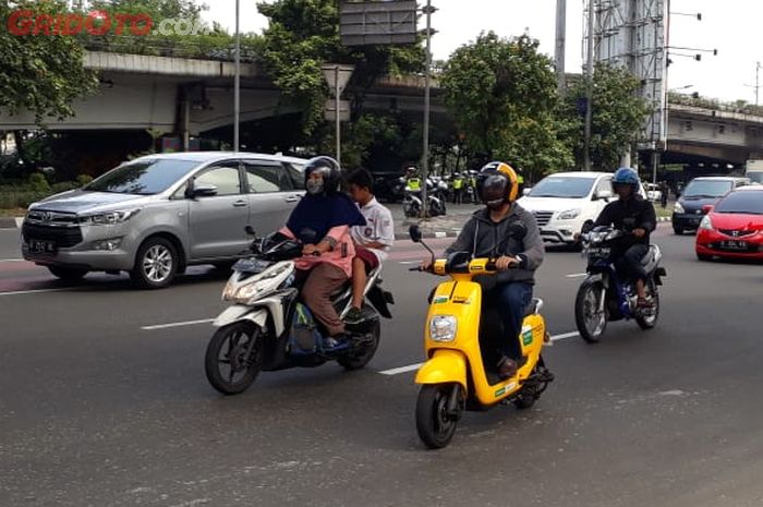 Ilustrasi penggunaan Migo e-Bike di jalan raya