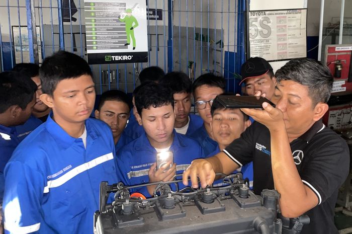 Penjelasan tim Daimler Commercial Vehicle Indonesia (DCVI) kepada siswa SMK.