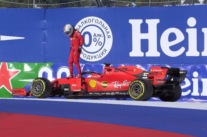 Mobil Ferrari milik Sebastian Vettel mengalami masalah pada balapan F1 Rusia