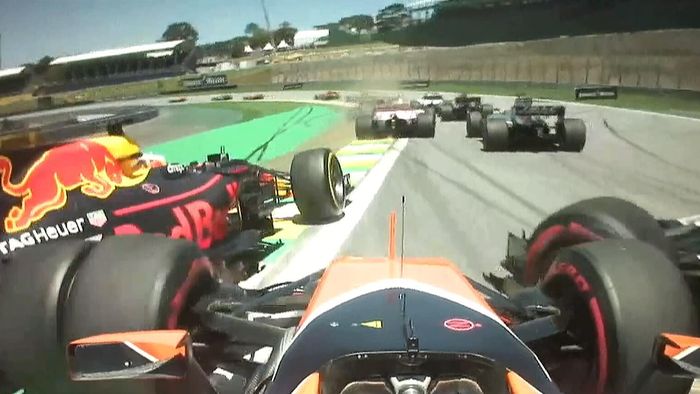 Senggolan antara Vandoorne dan Ricciardo di lap pertama