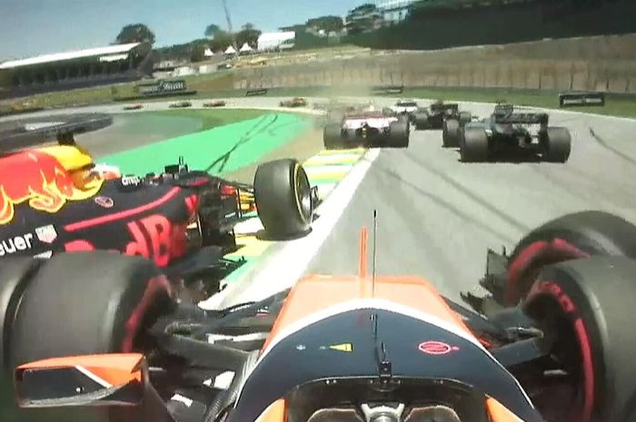 Senggolan antara Vandoorne dan Ricciardo di lap pertama