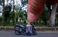Bikin Adegan Cewek Naik Motor Tiba-Tiba Jadi Kecil, Video Polisi Ini Dibilang Kreatif