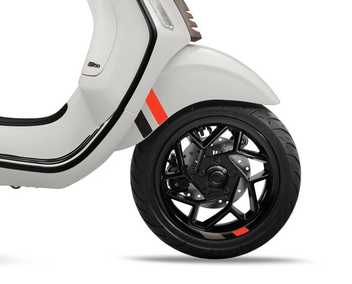 Vespa Sprint model year 2024 mendapat pelek desain baru yang keren!