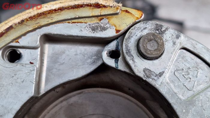 Dudukan per sentrifugal di kampas ganda  yang mulai dower