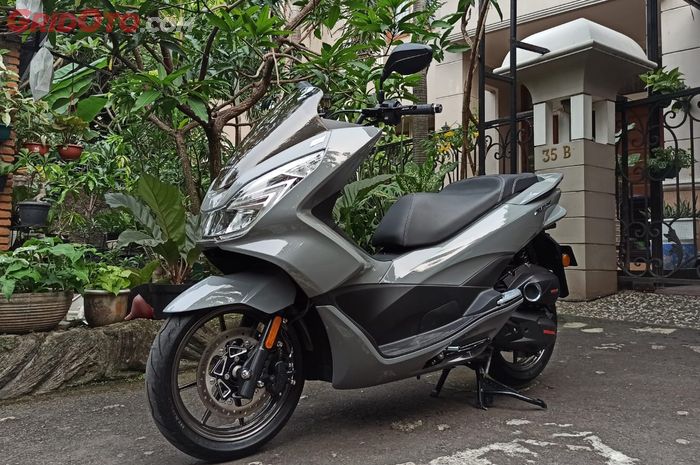 Honda PCX150 CBU repaint bodi nardo grey dengan gaya sporty