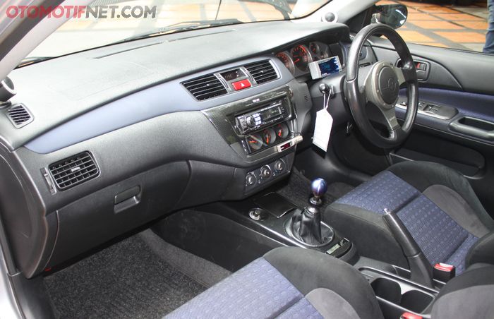 Modifikasi di interior Lancer Evo 8 minimalis saja