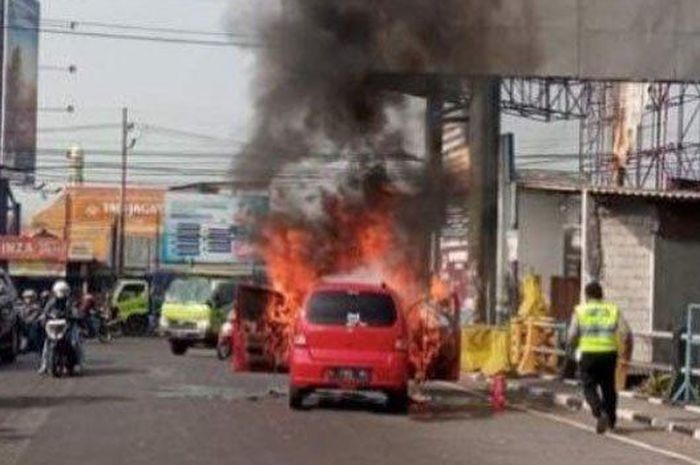 Suzuki Karimun Estilo terbakar hebat di jalan raya Geluran, Taman, Sidoarjo, Jawa Timur