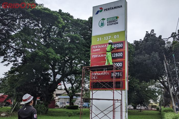 Perubahan harga BBM non subsidi Pertamina yakni Pertamax menjadi Rp 12.800 per liter