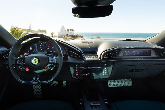 Kokpit Ferrari Amalfi dengan 3 layar resolusi tinggi