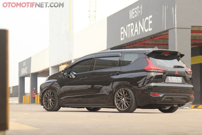 Eksterior Mitsubishi Xpander dibuat one tone, hanya warna hitam!