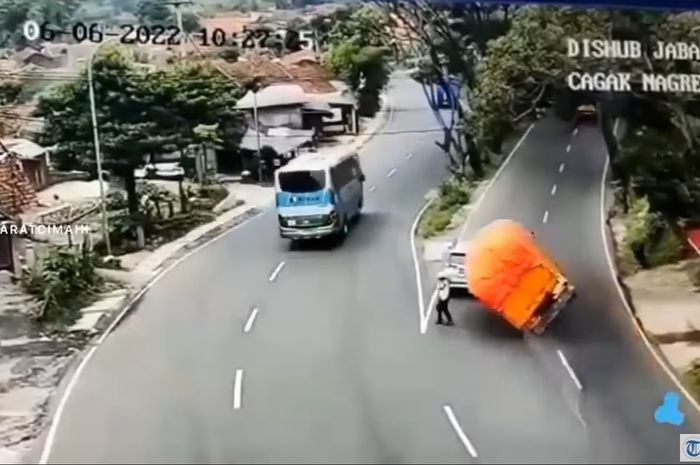 Detik-detik anggota polantas nyaris disambar truk oleng yang berakhir tabrak Terios