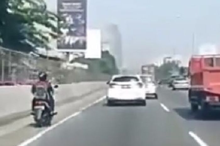 Seorang permotor melintas di jalan tol Tomang arah Tangerang pada Jumat (24/5/2019).