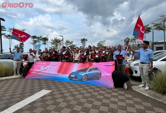 Sejumlah konsumen Aion UT yang menerima unit hari ini, Kamis (30/10/2025).