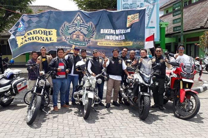 Reporter GridOto.com dan beberapa petinggi Bikers Muslim Indonesia  pada acara Jambore Nasional Bike