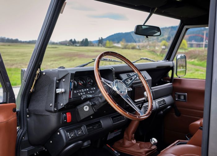 Tampilan interior mewah restomod Land Rover Defender 110 kreasi Arkonik