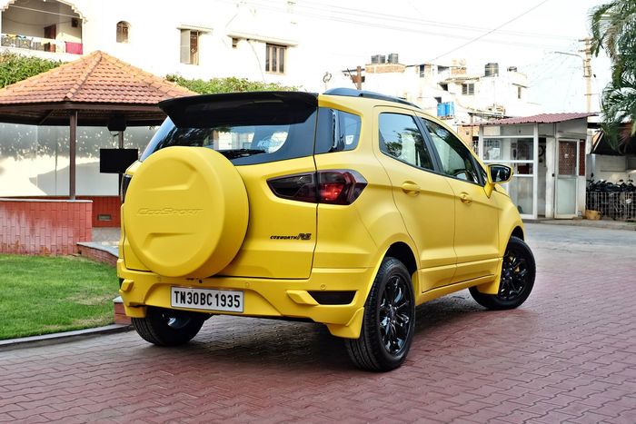 Seluruh bodi modifikasi Ford EcoSport dibungkus warna kuning doff