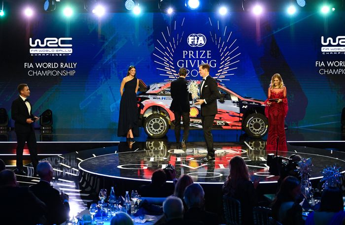 Hyundai i20 Coupe WRC naik ke panggung untuk tim Hyundai Motorsport yang juara dunia pabrikan di WRC 2019