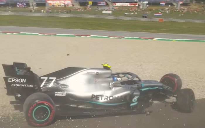 Pembalap asal Finlandia tersebut melintir dan menghantam dinding pembatas