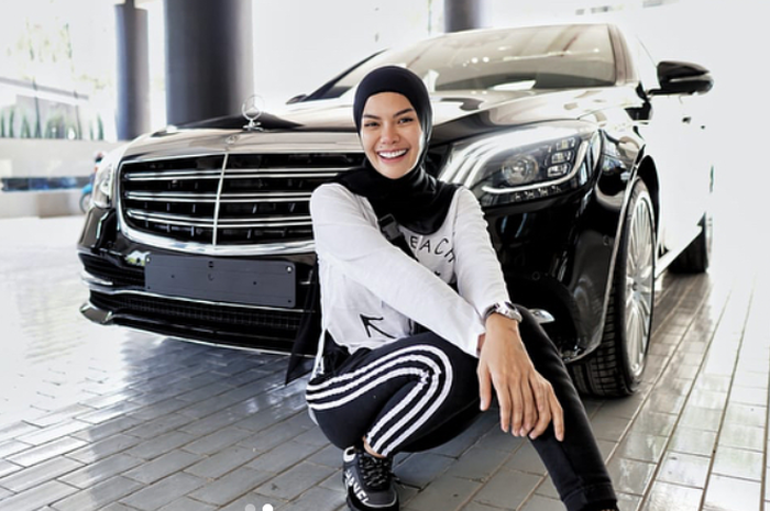 Nikita Mirzani dengan mobil barunya Mercedes-Benz S 450 L