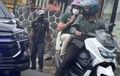 Kocak, Helm Sempat Terbalik, Sandiaga Uno Pilih Bonceng Yamaha NMAX di Tengah Kemacetan Puncak